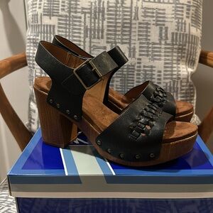 White mountain black smooth leather size 9 1/2